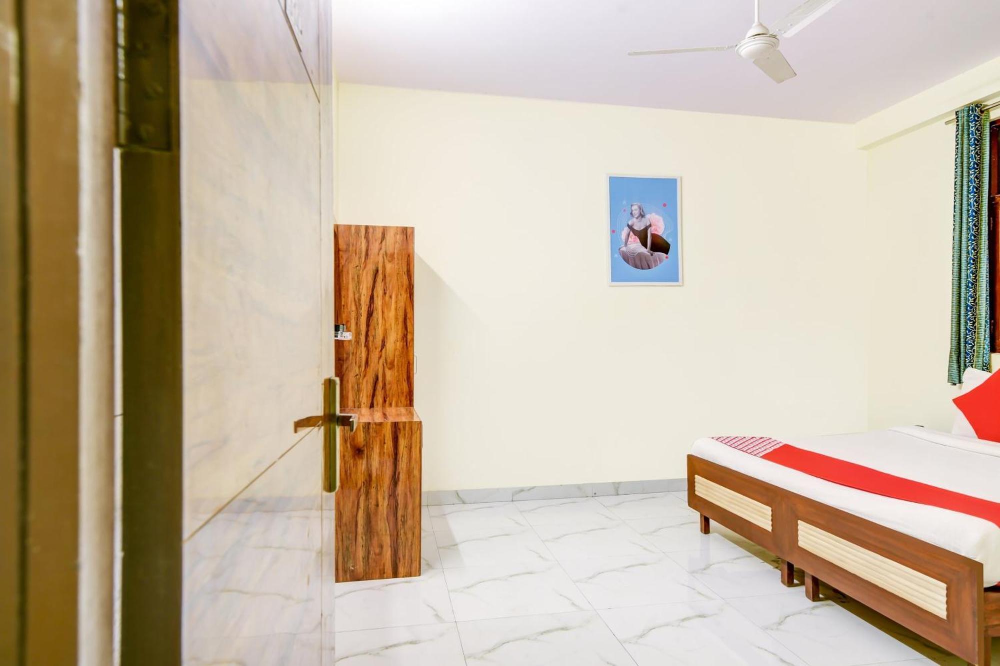 Hotel O 74192 Vishwakarma Palace Delhi  Dış mekan fotoğraf