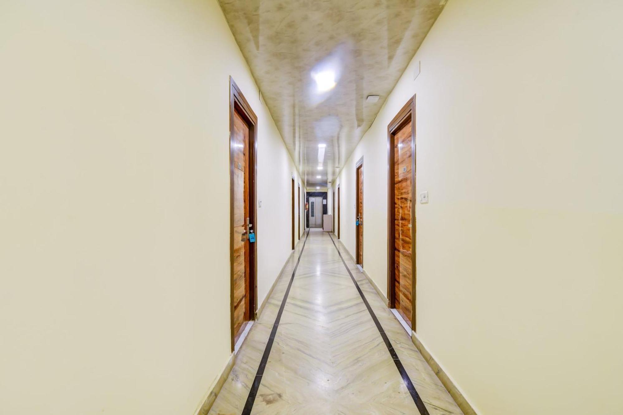 Hotel O 74192 Vishwakarma Palace Delhi  Dış mekan fotoğraf